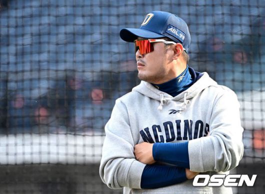 [OSEN=대전, 최규한 기자] 18일 오후 대전 한화생명 볼파크에서 ‘2025 신한 SOL Bank KBO리그’ 한화 이글스와 NC 다이노스의 경기가 열린다.홈팀 한화는 엄상백, 방문팀 NC는 로건 앨런을 선발로 내세운다.경기를 앞두고 NC 이호준 감독이 대전 신구장을 바라보고 있다. 2025.04.18 / dreamer@osen.co.kr