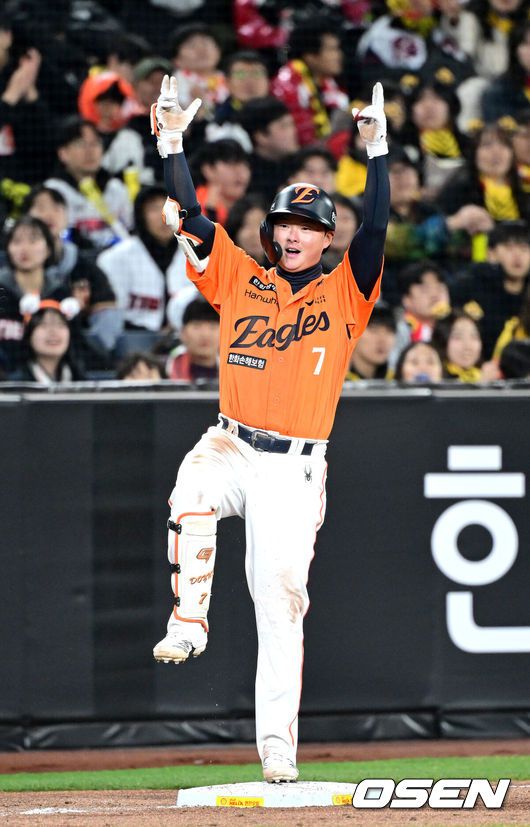 [OSEN=대전, 최규한 기자] 28일 오후 대전 한화생명 볼파크에서 ‘2025 신한 SOL Bank KBO리그’ 한화 이글스와 KIA 타이거즈의 경기가 열렸다.대전 신구장 첫 공식경기를 갖는 홈팀 한화는 코디 폰세, 방문팀 KIA는 제임스 네일을 선발로 내세웠다.8회말 2사 2루 상황 한화 이도윤이 달아나는 1타점 좌중간 3루타를 날리고 3루에 슬라이딩 해 세이프된 뒤 기뻐하고 있다. 2025.03.28 / dreamer@osen.co.kr