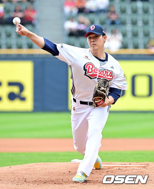 [OSEN=잠실, 지형준 기자] 19일 오후 서울 잠실구장에서 2025 신한 SOL뱅크 KBO리그 두산 베어스와 KIA 타이거즈의 경기가 열렸다.이날 두산은 최원준, KIA는 아담 올러를 선발로 내세웠다.1회초 두산 최원준이 역투하고 있다. 2025.04.19 / jpnews@osen.co.kr