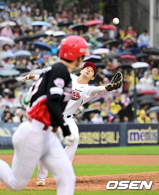 [OSEN=잠실, 지형준 기자] 19일 오후 서울 잠실구장에서 2025 신한 SOL뱅크 KBO리그 두산 베어스와 KIA 타이거즈의 경기가 열렸다.이날 두산은 최원준, KIA는 아담 올러를 선발로 내세웠다.3회초 2사 3루에서 두산 강승호가 KIA 박찬호의 3루 플라이에 실책을 범하며 동전을 허용하고 있다. 2025.04.19 / jpnews@osen.co.kr