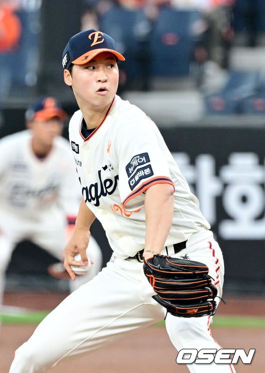 [OSEN=대전, 최규한 기자] 18일 오후 대전 한화생명 볼파크에서 ‘2025 신한 SOL Bank KBO리그’ 한화 이글스와 NC 다이노스의 경기가 열렸다.홈팀 한화는 엄상백, 방문팀 NC는 로건 앨런을 선발로 내세웠다.1회초 한화 선발 엄상백이 힘차게 공을 뿌리고 있다. 2025.04.18 / dreamer@osen.co.kr