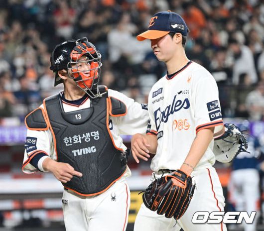 [OSEN=대전, 최규한 기자] 18일 오후 대전 한화생명 볼파크에서 ‘2025 신한 SOL Bank KBO리그’ 한화 이글스와 NC 다이노스의 경기가 열렸다.홈팀 한화는 엄상백, 방문팀 NC는 로건 앨런을 선발로 내세웠다.3회초 NC 공격을 막아낸 한화 선발 엄상백과 포수 최재훈이 더그아웃으로 향하며 대화를 나누고 있다. 2025.04.18 / dreamer@osen.co.kr