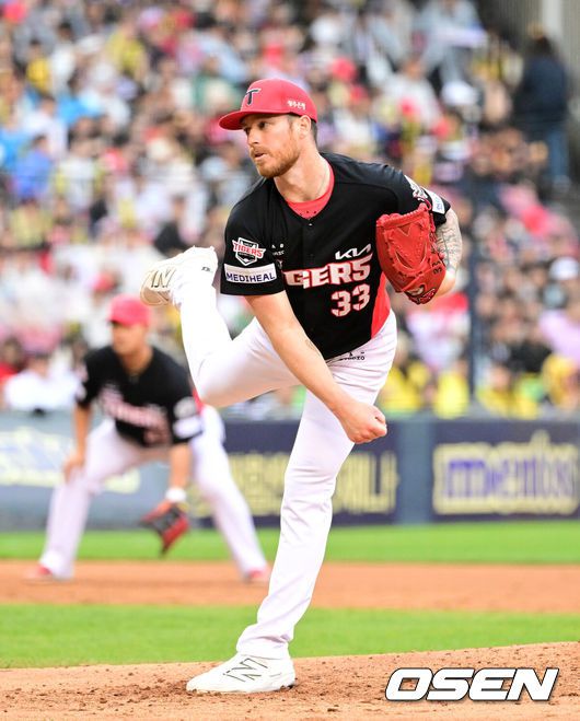 [OSEN=잠실, 지형준 기자] 19일 오후 서울 잠실구장에서 2025 신한 SOL뱅크 KBO리그 두산 베어스와 KIA 타이거즈의 경기가 열렸다.이날 두산은 최원준, KIA는 아담 올러를 선발로 내세웠다.2회말 KIA 올러가 역투하고 있다. 2025.04.19 / jpnews@osen.co.kr