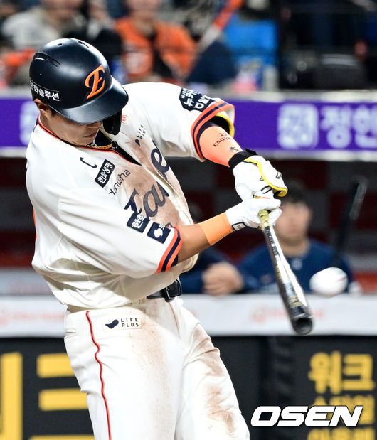 [OSEN=대전, 최규한 기자] 18일 오후 대전 한화생명 볼파크에서 ‘2025 신한 SOL Bank KBO리그’ 한화 이글스와 NC 다이노스의 경기가 열렸다.홈팀 한화는 엄상백, 방문팀 NC는 로건 앨런을 선발로 내세웠다.2회말 2사 1루 상황 한화 채은성이 달아나는 왼쪽 1타점 2루타를 날리고 있다. 2025.04.18 / dreamer@osen.co.kr