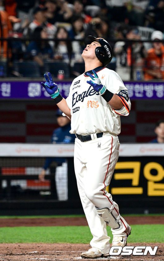 [OSEN=대전, 최규한 기자] 4회말 1사 주자없는 상황 한화 노시환이 달아나는 좌월 솔로포를 날리고 홈을 밟으며 기뻐하고 있다. 2025.04.18 / dreamer@osen.co.kr