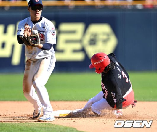 [OSEN=잠실, 이대선 기자] 20일 오후 서울 잠실야구장에서 2025 신한 SOL Bank KBO리그 두산 베어스와 KIA  타이거즈의 경기가 열렸다.두산은 잭로그, KIA는 네일을 선발 투수로 내세웠다.7회초 1사 1,2루에서 KIA 김선빈이 좌전 적시 2루타를 치고 슬라이딩을 하고 있다. 2025.04.20 /sunday@osen.co.kr