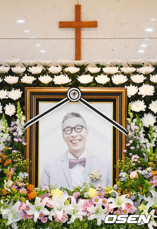 [OSEN=사진팀] 코미디언 故서세원의 빈소가 30일 서울 아산병원 장례식장에 차려졌다.  서세원은 지난 20일 오전 11시께 캄보디아 프놈펜 한인병원에서 사망했다. 30일부터 한국코미디언협회장으로 장례가 치러진다. 캄보디아에서 화장된 서세원의 유해도 이날 국내에 도착한다. 발인은 5월2일.2023.04.30 /photo@osen.co.kr<사진=사진공동취재단>