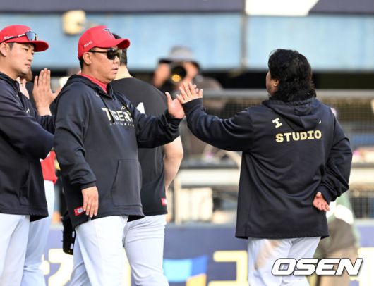 [OSEN=잠실, 이대선 기자] 챔피언이 드디어 깨어난다.프로야구 KIA 타이거즈는 20일 서울 잠실구장에서 열린 2025 신한 SOL뱅크 KBO리그 두산 베어스와의 시즌 3차전에서 6-2로 승리했다.KIA는 2연승을 달리며 주중 KT 위즈 3연전에 이어 2연속 위닝시리즈에 성공했다. 시즌 11승 12패. 반면 2연패에 빠진 두산은 9승 13패가 됐다.경기 종료 후 KIA 이범호 감독이 김선빈과 승리의 기쁨을 나누고 있다. 2025.04.20