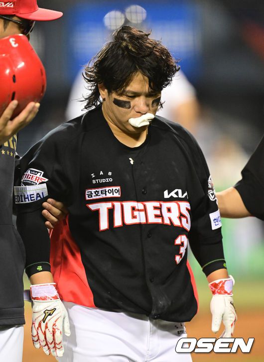 [OSEN=잠실, 김성락 기자] 18일 오후 서울 잠실야구장에서 2025 신한 SOL Bank KBO리그 두산 베어스와 KIA 타이거즈의 경기가 열린다.이날 두산은 콜어빈, KIA는 윤영철을 선발로 예고했다.6회초 무사 1루 KIA 김선빈이 희생번트를 댄 후 1루로 진루하는 과정에서 수비하는 두산 2루수 박계범과 충돌, 교체되고 있다. 2025.04.18 / ksl0919@osen.co.kr