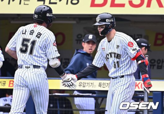 [OSEN=대구, 이석우 기자] 20일 대구삼성라이온즈파크에서 2025 신한 SOL 뱅크 KBO 리그 삼성 라이온즈와 롯데 자이언츠의 경기가 열렸다. 홈팀 삼성은 후라도가, 방문팀 롯데는 나균안이 선발 출전했다. 롯데 자이언츠 나승엽이 2회초 중월 솔로 홈런을 치고 하이파이브를 하고 있다. 2025.04.20 / foto0307@osen.co.kr
