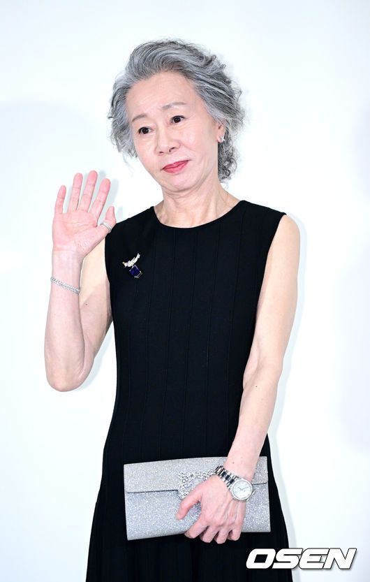 [OSEN=최규한 기자] 4일 오후 서울 용산구 아모레퍼시픽 본사에서 스킨케어 브랜드 신제품 출시 행사가 열렸다.배우 윤여정이 행사에 참석해 포즈를 취하고 있다. 2023.09.04 / dreamer@osen.co.kr