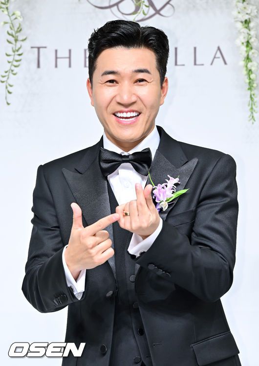 [OSEN=박준형 기자] 가수 김종민이20일 서울 중구 장충동 신라호텔 영빈관에서 11살 연하 예비 신부와 결혼식을 올린다.