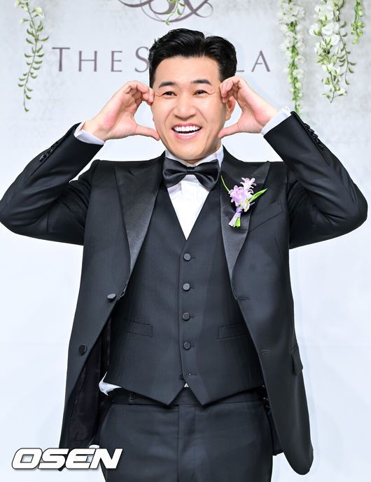 [OSEN=박준형 기자] 가수 김종민이20일 서울 중구 장충동 신라호텔 영빈관에서 11살 연하 예비 신부와 결혼식을 올린다.