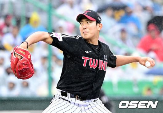 [OSEN=인천, 최규한 기자] 19일 오후 인천 SSG랜더스필드에서 ‘2025 신한 SOL Bank KBO리그’ SSG 랜더스와 LG 트윈스의 경기가 열렸다.이날 홈팀 SSG은 송영진, 방문팀 LG는 손주영을 선발로 내세웠다.1회말 LG 선발 손주영이 힘차게 공을 뿌리고 있다. 2025.04.19 / dreamer@osen.co.kr