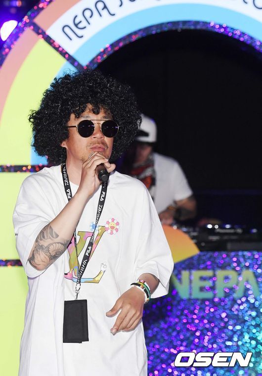 [OSEN=민경훈 기자] 12일 오후 서울 서초구 잠원동‘롤러시티’에서 네파 썸머폴로 프레도 런칭 기념‘썸머 폴로 링크’소비자 행사가 진행됐다.90년대 초부터 수많은 히트곡으로 활동해 온DJ DOC,힙합 아티스트 베이식과 함께 룰라의 김지현, 채리나가 행사에 참석해 자리를 빛냈다.80년대 후반부터90년대 초반까지 패션은 물론 문화 트렌드를 주도했던‘로라장’을 컨셉으로 한 이번이벤트는 추첨을 통해 뽑힌 약300여명의 참가자들이 롤러스케이트를 직접 타며 다양한 프로그램을 즐겼다. DJ DOC 이하늘이 화려한 공연을 펼치고 있다. /rumi@osen.co.kr