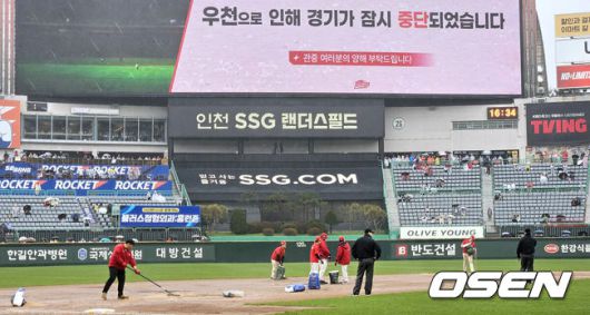 [OSEN=인천, 최규한 기자] 19일 오후 인천 SSG랜더스필드에서 ‘2025 신한 SOL Bank KBO리그’ SSG 랜더스와 LG 트윈스의 경기가 열렸다.이날 홈팀 SSG은 송영진, 방문팀 LG는 손주영을 선발로 내세웠다.4회초 1사 1, 2루 상황 LG 문성주 타석을 앞두고 우천으로 경기가 중단됐다. 1시간여 넘게 기상상황을 살피며 그라운드를 정비한 뒤 내야에 흙을 뿌리며 경기 재개를 준비하는 SSG 그라운드 관리 요원들. 2025.04.19 / dreamer@osen.co.kr