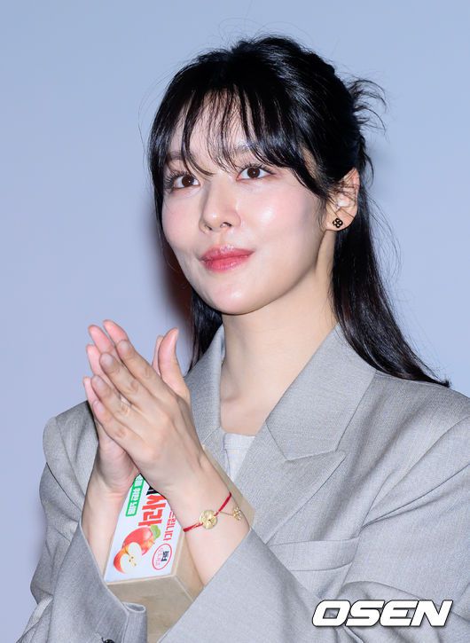 [OSEN=이대선 기자] 5일 오후 서울 CGV용산아이파크몰에서 영화 '로비' 무대인사가 진행됐다.영화 '로비'는 연구밖에 모르던 스타트업 대표 창욱(하정우)이 4조 원의 국책사업을 따내기 위해 인생 첫 로비 골프를 시작하는 이야기다.배우 차주영이 무대인사를 하고 있다. 2025.04.05 /sunday@osen.co.kr