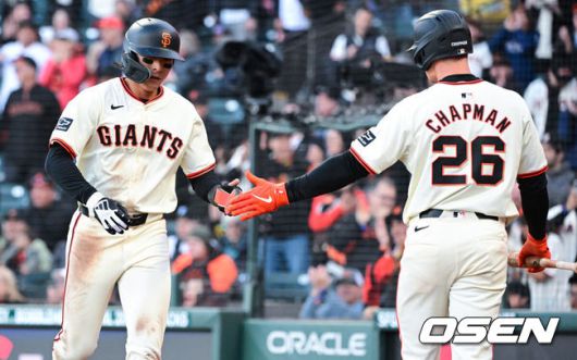 [OSEN=오라클 파크(미국 샌프란시스코), 지형준 기자] 9일(이하 한국시간) 미국 캘리포니아주 샌프란시스코 오라클 파크에서 2024 메이저리그 샌프란시스코 자이언츠와 워싱턴 내셔널스의 경기가 열렸다.올 시즌 샌프란시스코와 6년 1억1300만 달러(약 1530억원)에 계약한 이정후는 10경기 타율 2할5리(39타수 8안타) 1홈런 4타점 3득점 OPS .549를 기록중이다. 데뷔 첫 6경기에서 7안타 1홈런을 몰아쳤지만 이후 4경기에서는 1안타를 기록하는데 그쳤다. 하지만 지난 8일 경기에서 첫 타석부터 안타를 때려내며 3경기 연속 무안타에서 탈출했다. 이날 경기에서는 반등을 노린다.1회말 1사 1루 SF 웨이드의 2루타때 1루 주자 이정후가 워싱턴 좌익수 윈커의 송구실책을 틈타 득점 올렸다. 이정후가 채프먼과 하이파이브를 하고 있다.  2024.04.09 /jpnews@osen.co.kr