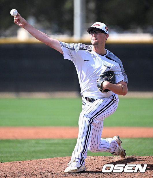[OSEN=애리조나(미국), 이대선 기자] 20일(한국시간) 미국 애리조나주 스코츠데일 인디언스쿨 파크 베이스볼필드에서 LG 트윈스의 청백전이 진행됐다. LG 초청선수 코엔 윈이 역투하고 있다. 2025.02.20 / sunday@osen.co.kr