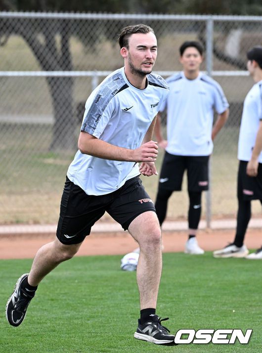 [OSEN=애리조나(미국), 이대선 기자] 15일(한국시간) 미국 애리조나주 스코츠데일 인디언스쿨 파크 베이스볼필드에서 LG 트윈스의 1차 스프링캠프가 진행됐다. LG 초청 선수 코엔 윈이 훈련을 하고 있다. 2025.02.15 / sunday@osen.co.kr