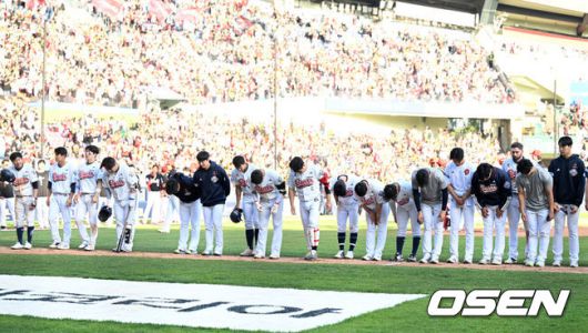 [OSEN=잠실, 이대선 기자] 챔피언이 드디어 깨어난다.프로야구 KIA 타이거즈는 20일 서울 잠실구장에서 열린 2025 신한 SOL뱅크 KBO리그 두산 베어스와의 시즌 3차전에서 6-2로 승리했다.KIA는 2연승을 달리며 주중 KT 위즈 3연전에 이어 2연속 위닝시리즈에 성공했다. 시즌 11승 12패. 반면 2연패에 빠진 두산은 9승 13패가 됐다.경기 종료 후 두산 선수들이 관중석을 향해 인사를 하고 있다. 2025.04.20