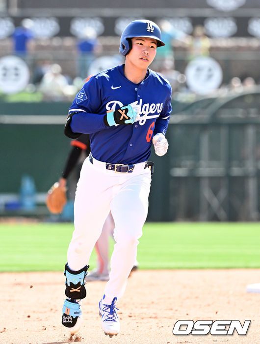 [OSEN=글렌데일(미국), 이대선 기자] '코리안 데이'였다.이정후(샌프란시스코 자이언츠)와 김혜성(LA 다저스)이 맞대결에서 나란히 맹활약했다. LA 다저스와 샌프란시스코 자이언츠는 2일(이하 한국시간) 미국 애리조나주 글렌데일의 캐멀백 랜치에서 2025 메이저리그 시범경기를 치렀다.이날 김혜성은 8번 유격수로,이정후는 3번 중견수로 각각 선발 출장했다. 이정후가 총알 2루타로 선제 타점을 올리자, 7푼 타율로 마음고생을 하던 김혜성은 시범경기 첫 홈런포를 터뜨렸다.5회말 1사에서 LA 다저스 김혜성이 좌월 솔로 홈런을 치고 그라운드를 돌고 있다. 2025.03.02 / sunday@osen.co.kr