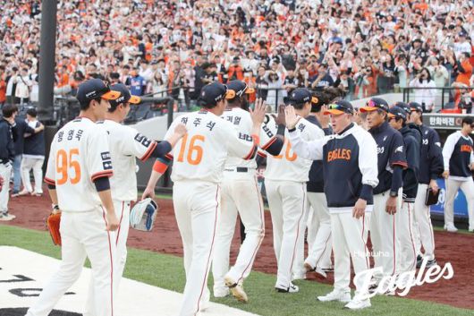 한화 김경문 감독이 20일 대전 NC전 승리로 7연승을 거둔 뒤 선수들과 하이파이브를 나누고 있다. /한화 이글스 제공