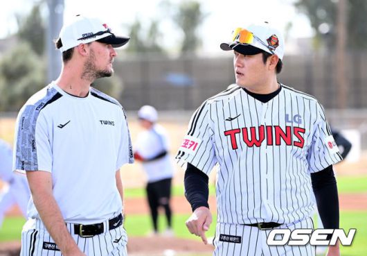 [OSEN=애리조나(미국), 이대선 기자] 14일(한국시간) 미국 애리조나주 스코츠데일 인디언스쿨 파크 베이스볼필드에서 LG 트윈스의 1차 스프링캠프가 진행됐다. LG 캠프 초청선수 코엔 윈이 김강률과 이야기를 나누고 있다. 2025.02.14 / sunday@osen.co.kr