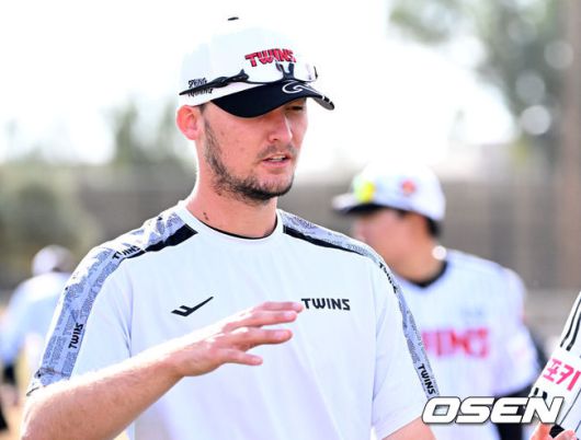 [OSEN=애리조나(미국), 이대선 기자] 14일(한국시간) 미국 애리조나주 스코츠데일 인디언스쿨 파크 베이스볼필드에서 LG 트윈스의 1차 스프링캠프가 진행됐다.미국 스프링캠프를 마친 LG는 오는 2월 24일 일본 오키나와에서 2차 스프링캠프를 펼칠 예정이다. LG 캠프 초청 선수 코엔 윈. 2025.02.14 / sunday@osen.co.kr