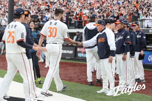 한화 이글스 김경문 감독이 20일 대전 한화생명볼파크에서 열린 NC 다이노스와 경기가 끝나고 이날 승리를 기록한 선발투수 폰세와 악수를 하고 있다. /한화 이글스 제공