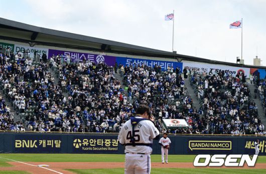 [OSEN=잠실, 지형준 기자] 프로야구 삼성 라이온즈가 주말 3연전을 위닝 시리즈로 장식했다.삼성은 30일 잠실구장에서 열린 두산과의 원정 경기에서 선발 데니 레예스의 호투와 이재현의 적시타를 앞세워 3-2로 승리했다.매진 기록한 잠실야구장. 2025.03.30 / jpnews@osen.co.kr