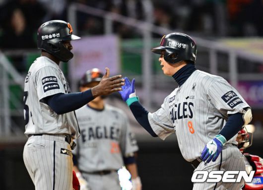 [OSEN=인천, 김성락 기자] 16일 오후 SSG 랜더스 필드에서 ‘2025 신한 SOL BANK KBO리그’ SSG 랜더스와 한화 이글스의 경기가 열렸다. 4회초 1사 3루 한화 노시환이 역전 2점 홈런을 날린 뒤 홈에서 플로리얼과 기쁨을 나누고 있다. 2025.04.16 / ksl0919@osen.co.kr