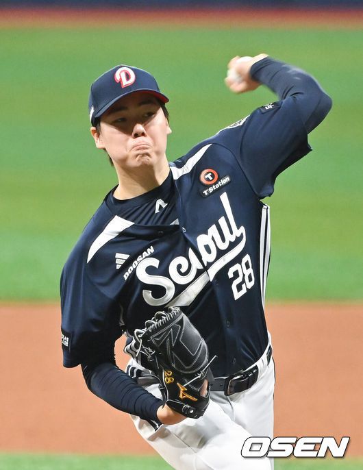 [OSEN=고척, 박준형 기자] 22일 오후 서울 고척스카이돔에서 ‘2025 신한 SOL BANK KBO리그’ 키움 히어로즈와 두산 베어스의 경기가 진행됐다.이날 키움은 하영민을 두산은 최승용을 선발투수로 내세웠다.1회말 두산 선발투수 최승용이 역투하고 있다.  2025.04.22 / soul1014@osen.co.kr