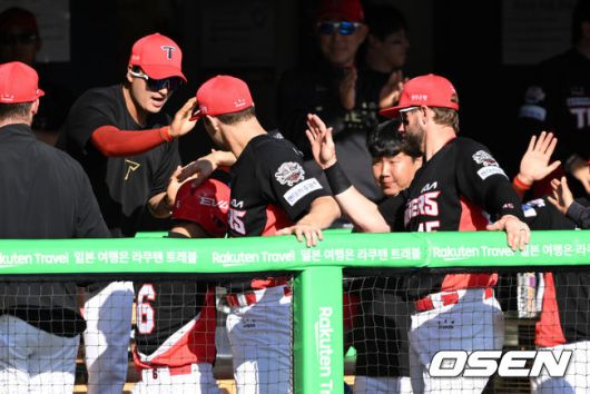 [OSEN=잠실, 이대선 기자] 20일 오후 서울 잠실야구장에서 2025 신한 SOL Bank KBO리그 두산 베어스와 KIA  타이거즈의 경기가 열렸다.두산은 잭로그, KIA는 네일을 선발 투수로 내세웠다.7회초 2사 1,3루에서 KIA 최형우의 중전 적시타 때 홈을 밟은 홍종표가 더그아웃에서 환호하고 있다. 2025.04.20 /sunday@osen.co.kr