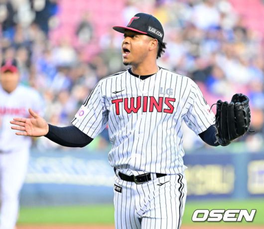 [OSEN=잠실, 민경훈 기자] 15일 서울 잠실야구장에서 2025 신한 SOL Bank KBO리그 LG 트윈스와 삼성 라이온즈의 경기가 열렸다.이날 LG는 에르난데스, 삼성은 후라도를 선발로 내세웠다. 1회초를 마친 LG 선발 에르난데스가 박수를 치고 있다. 2025.04.15 / rumi@osen.co.kr