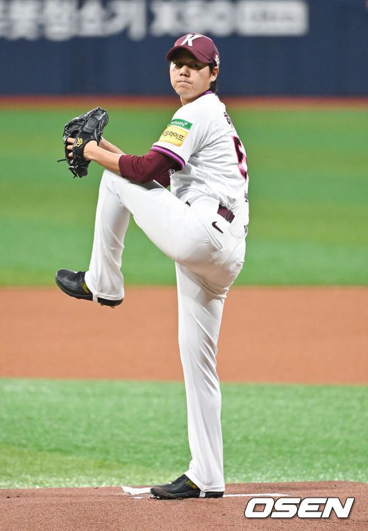 [OSEN=고척, 박준형 기자] 22일 오후 서울 고척스카이돔에서 ‘2025 신한 SOL BANK KBO리그’ 키움 히어로즈와 두산 베어스의 경기가 진행됐다.이날 키움은 하영민을 두산은 최승용을 선발투수로 내세웠다.1회초 키움 선발투수 하영민이 역투하고 있다.  2025.04.22 / soul1014@osen.co.kr