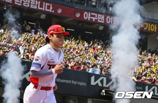 [OSEN=조은정 기자]22일 광주KIA챔피언스필드에서 2025 신한 SOL Bank KBO리그 KIA 타이거즈와 NC 다이노스의 개막전이 열린다.홈팀이자 디펜딩 챔피언 KIA는 에이스 제임스 네일을 출격, 원정팀 NC는 새 외국인 투수 로건 앨런을 선발로 내세웠다.KIA 김도영이 행사에 입장하고 있다. 2025.03.22 /cej@osen.co.kr