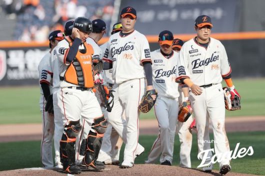 한화 이글스 선수단이 20일 대전 한화생명볼파크에서 열린 NC 다이노스와 경기에서 승리한 후 기뻐하고 있다. /한화 이글스 제공