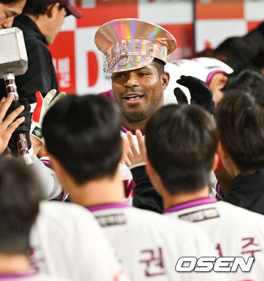 [OSEN=고척, 박준형 기자] 22일 오후 서울 고척스카이돔에서 ‘2025 신한 SOL BANK KBO리그’ 키움 히어로즈와 두산 베어스의 경기가 진행됐다.이날 키움은 하영민을 두산은 최승용을 선발투수로 내세웠다.3회말 2사 1루 키움 푸이그가 2점 홈런을 날리고 동료들의 축하를 받고 있다.    2025.04.22 / soul1014@osen.co.kr