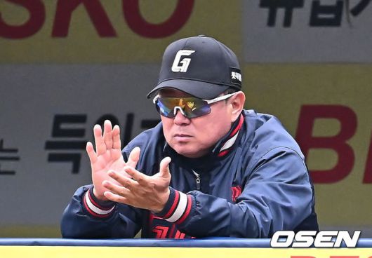 [OSEN=대구, 이석우 기자] 20일 대구삼성라이온즈파크에서 2025 신한 SOL 뱅크 KBO 리그 삼성 라이온즈와 롯데 자이언츠의 경기가 열렸다. 홈팀 삼성은 후라도가, 방문팀 롯데는 나균안이 선발 출전했다. 롯데 자이언츠 김태형 감독이 9회말 승리가 가까워지자 박수를 치고 있다. 2025.04.20 / foto0307@osen.co.kr
