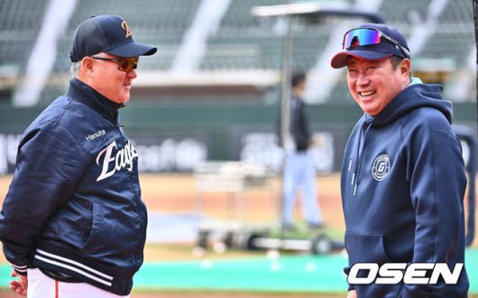 [OSEN=부산, 이석우 기자] 13일 부산 사직야구장에서 2025 신한 SOL 뱅크 KBO 리그 롯데 자이언츠와 한화 이글스의 시범경기가 열린다. 한화 이글스 김경문이 롯데 자이언츠 김태형 감독과 인사를 하고 있다. 2025.03.13 / foto0307@osen.co.kr