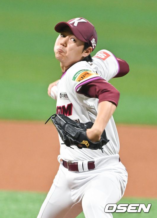 [OSEN=고척, 박준형 기자] 22일 오후 서울 고척스카이돔에서 ‘2025 신한 SOL BANK KBO리그’ 키움 히어로즈와 두산 베어스의 경기가 진행됐다.이날 키움은 하영민을 두산은 최승용을 선발투수로 내세웠다.1회초 키움 선발투수 하영민이 역투하고 있다.  2025.04.22 / soul1014@osen.co.kr