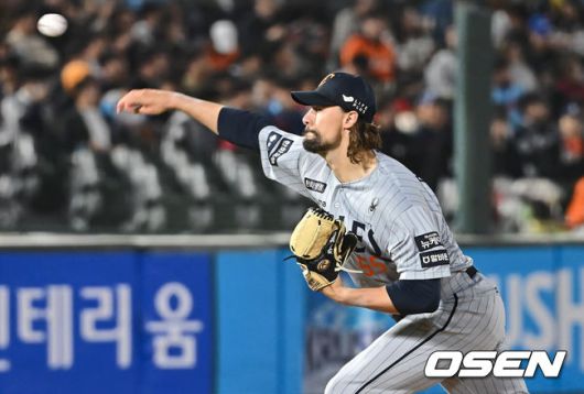 [OSEN=부산, 이석우 기자] 23일 부산 사직야구장에서 2025 신한 SOL 뱅크 KBO 리그 롯데 자이언츠와 한화 이글스의 경기가 열렸다. 홈팀 롯데는 반즈, 방문팀 한화는 와이스가 선발 출전했다.한국도로공사 선발 투수 와이스가 역투하고 있다. 2025.04.23 / foto0307@osen.co.kr