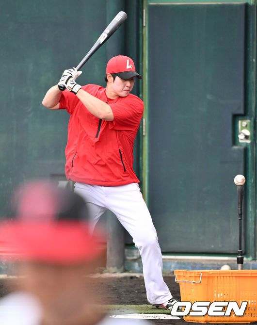 [OSEN=오키나와(일본), 조은정 기자][OSEN=오키나와(일본), 조은정 기자]4일(현지시간) 일본 오키나와 기노자구장에서 LG 트왼스와 SSG 랜더스의 연습경기가 우천으로 취소됐다.LG와 SSG는 이날 연습경기를 마지막으로 오키나와 스프링 캠프 일정이 끝날 예정이었으나 우천으로 취소됐다.SSG 최정이 훈련을 하고 있다. 2025.03.04 /cej@osen.co.kr