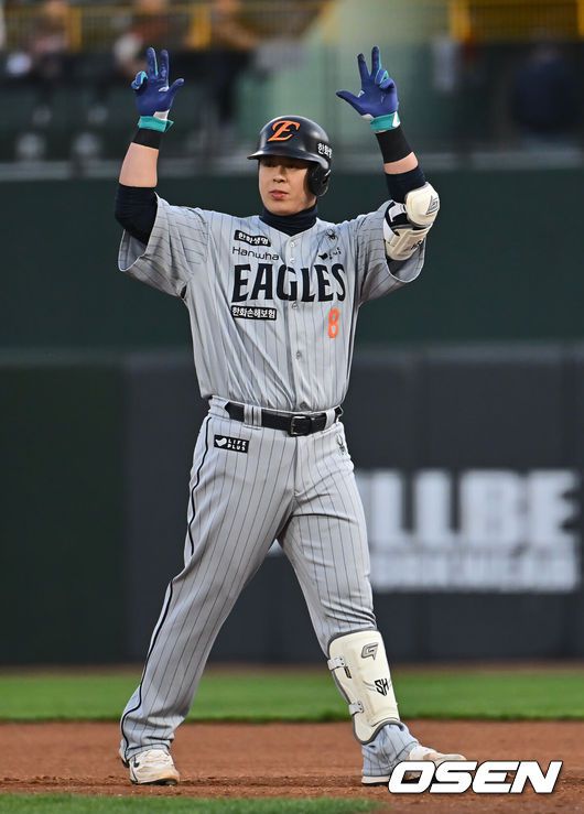 [OSEN=부산, 이석우 기자] 23일 부산 사직야구장에서 2025 신한 SOL 뱅크 KBO 리그 롯데 자이언츠와 한화 이글스의 경기가 열렸다. 홈팀 롯데는 반즈, 방문팀 한화는 와이스가 선발 출전했다.한화 이글스 노시환이 1회초 1사 1,2루 좌익수 앞 1타점 안타를 치고 세리머니를 하고 있다. 2025.04.23 / foto0307@osen.co.kr