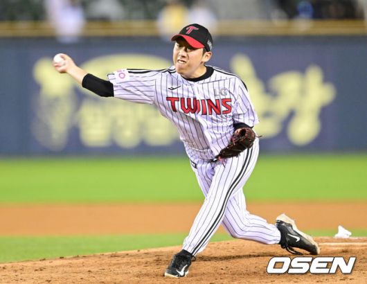 [OSEN=잠실, 김성락 기자] 23일 오후 서울 잠실야구장에서 2025 신한 SOL Bank KBO리그 LG 트윈스와 NC 다이노스의 경기가 열렸다.LG는 송승기, NC는 로건을 선발 투수로 내세웠다.7회초 LG 박명근이 마운드에 올라 힘차게 공을 뿌리고 있다. 2025.04.23 / ksl0919@osen.co.kr