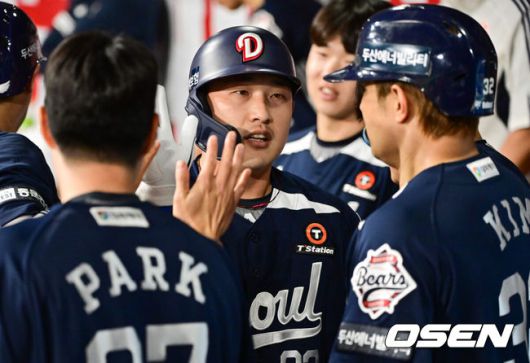 [OSEN=고척, 박준형 기자] 23일 오후 서울 고척스카이돔에서 ‘2025 신한 SOL BANK KBO리그’ 키움 히어로즈와 두산 베어스의 경기가 진행됐다.이날 키움은 김윤하를, 두산은 김유성을 선발투수로 내세웠다.5회초 2사 만루 두산 대타 김인태가 역전 2타점 적시타를 날린뒤 동료들의 축하를 받고 있다    2025.04.23 / soul1014@osen.co.kr