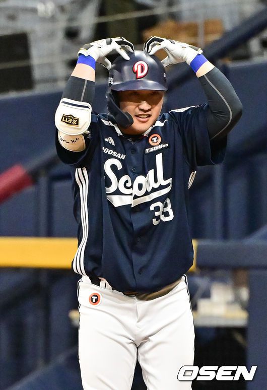 [OSEN=고척, 박준형 기자] 23일 오후 서울 고척스카이돔에서 ‘2025 신한 SOL BANK KBO리그’ 키움 히어로즈와 두산 베어스의 경기가 진행됐다.이날 키움은 김윤하를, 두산은 김유성을 선발투수로 내세웠다.5회초 2사 만루 두산 대타 김인태가 역전 2타점 적시타를 날리고 세리머니를 하고 있다 .    2025.04.23 /