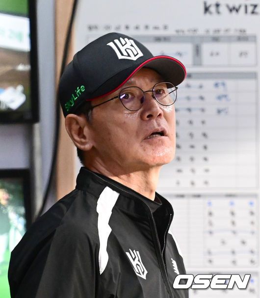 [OSEN=수원, 김성락 기자] 22일 오후 수원 KT위즈파크에서 ‘2025 신한 SOL Bank KBO리그’ KT 위즈와 SSG 랜더스의 경기가 열렸다.홈팀 KT는 오원석, 원정팀 SSG는 김광현을 선발로 내세웠다. 8회말 KT 이강철 감독이 경기를 지켜보고 있다. 2025.04.22 /