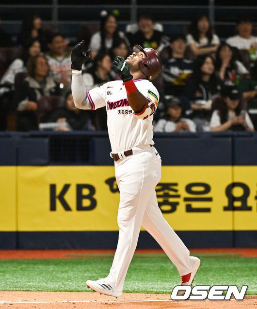 [OSEN=고척, 박준형 기자] 22일 오후 서울 고척스카이돔에서 ‘2025 신한 SOL BANK KBO리그’ 키움 히어로즈와 두산 베어스의 경기가 진행됐다.이날 키움은 하영민을 두산은 최승용을 선발투수로 내세웠다.3회말 2사 1루 키움 푸이그가 2점 홈런을 날리고 세리머니를 하고 있다.    2025.04.22 / soul1014@osen.co.kr